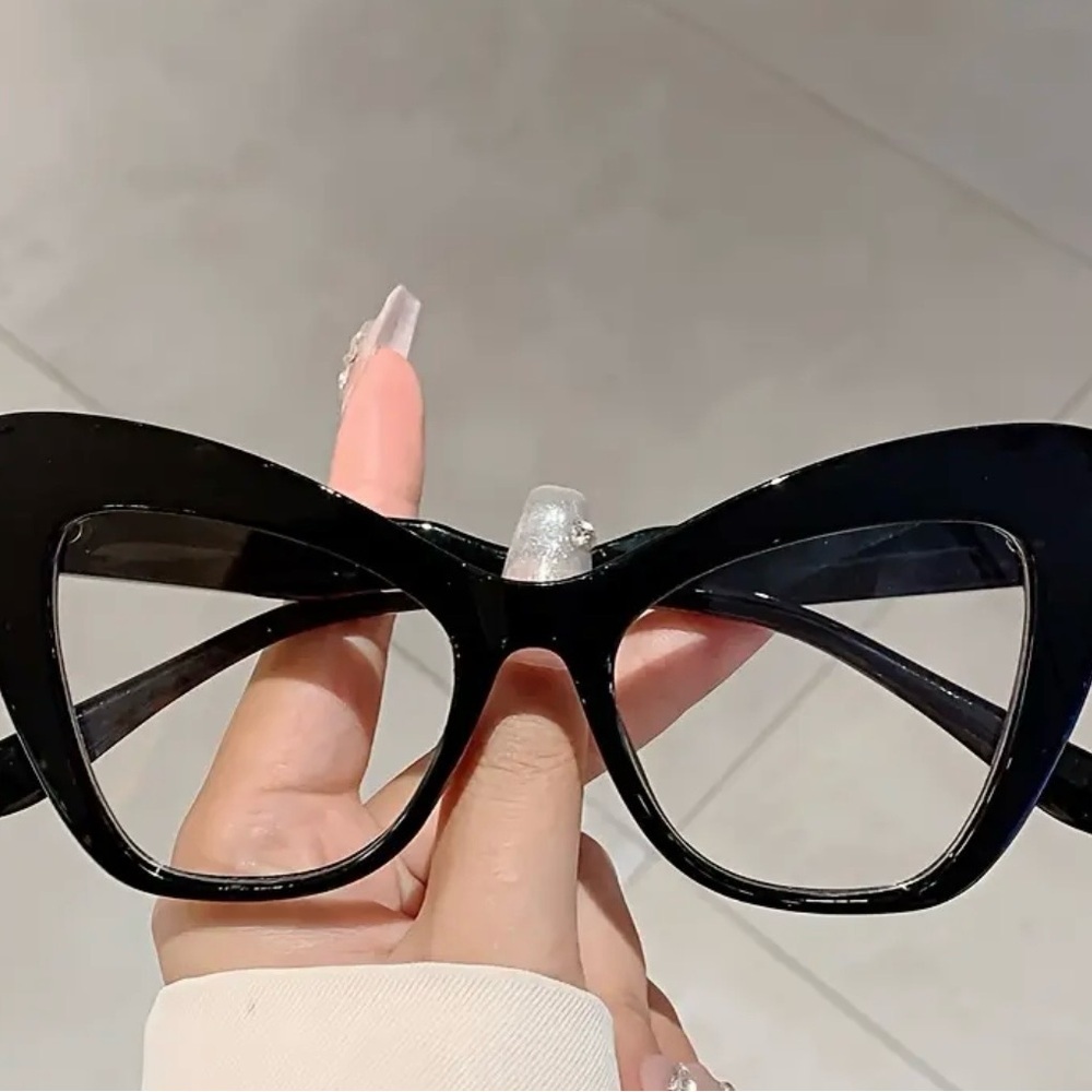 Chic Black Cat-Eye Sunglasses